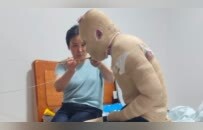 因室友电瓶燃爆烧伤案民事诉讼今日开庭，当事人：曾反复要求别带上楼，回来太晚没发现在充电